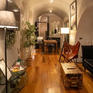 https://domus-ciancaleoni-colosseum-rione-monti.it-romehotels.com